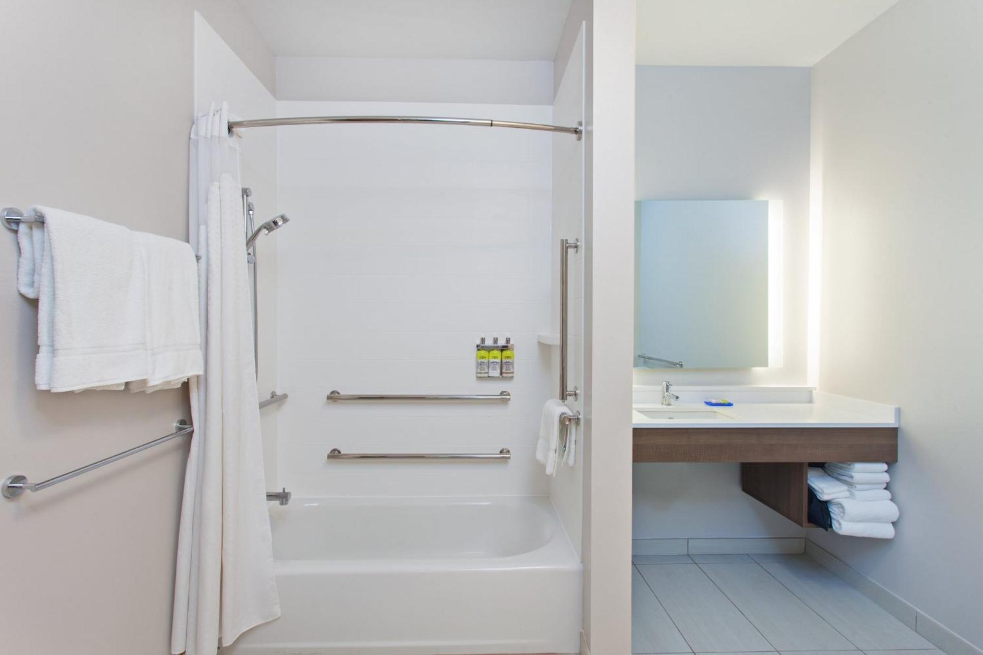 Holiday Inn Express & Suites - Moses Lake By Ihg Bagian luar foto